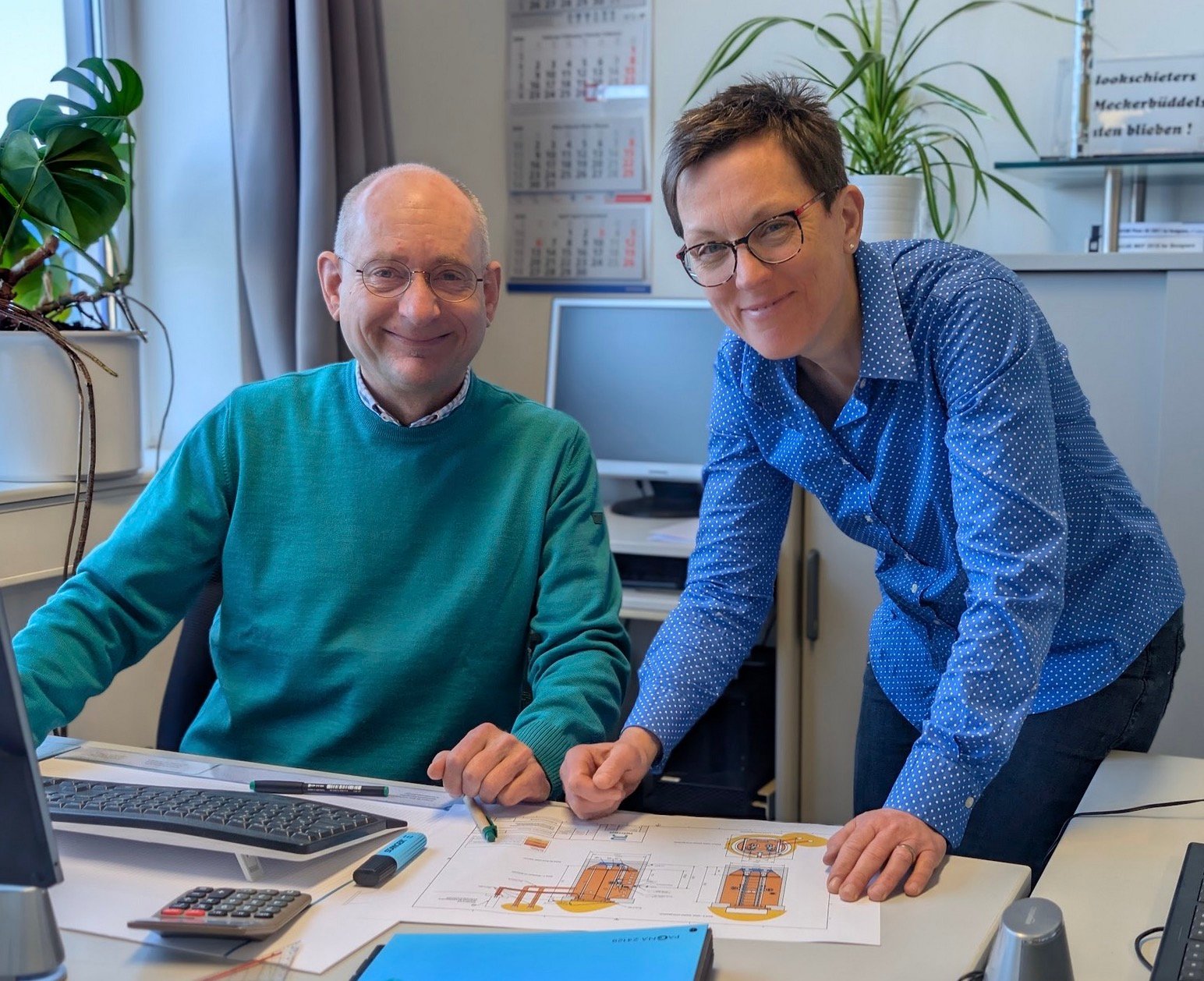 Die Geschäftsführer Rembert und Beate Liebsch bei der gemeinsamen Projektbesprechung am Schreibtisch.
